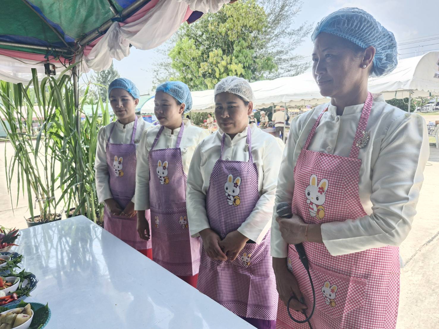 พช.ภูผาม่น ร่วมเป็นกรรมการตัดสินการประกวดประกอบคั่วเนื้อ คั่วปลา และ ข้าวหมาก